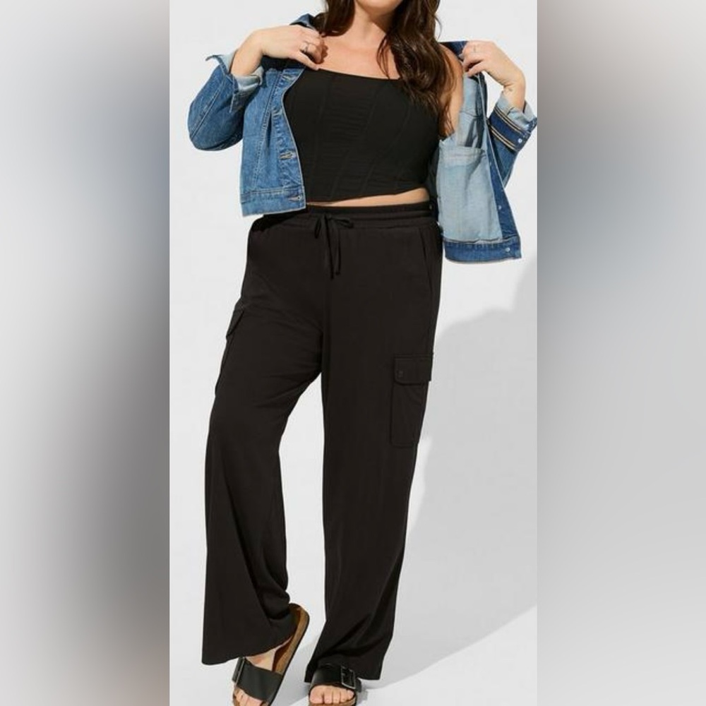 Torrid Pull-On Wide Leg Stretch Challis Cargo Pant. Size 4X Tall.